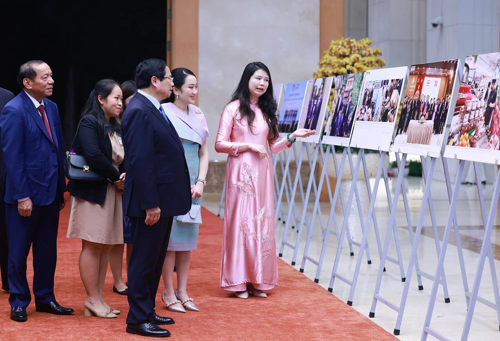 Thủ tướng Phạm Minh Chính và Thủ tướng Thái Lan thưởng lãm các sản phẩm thủ công Việt Nam - Ảnh 6.