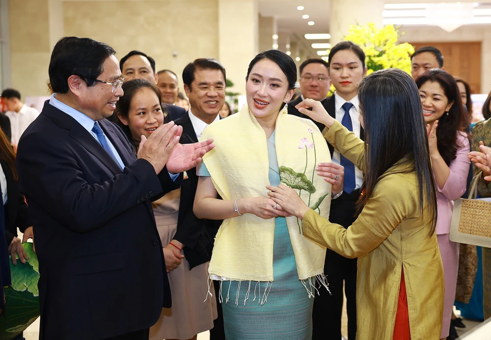 Thủ tướng Phạm Minh Chính và Thủ tướng Thái Lan thưởng lãm các sản phẩm thủ công Việt Nam - Ảnh 3.