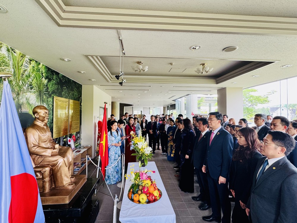 Hoạt động kỷ niệm 135 Ngày sinh Chủ tịch Hồ Chí Minh tại Nhật Bản - Ảnh 1. Hoạt động kỷ niệm 135 Ngày sinh Chủ tịch Hồ Chí Minh tại Nhật Bản - Ảnh 1.