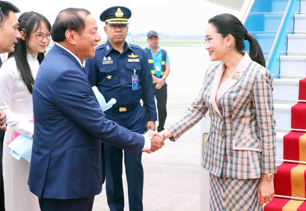 Thủ tướng Thái Lan bắt đầu thăm chính thức Việt Nam - Ảnh 2.