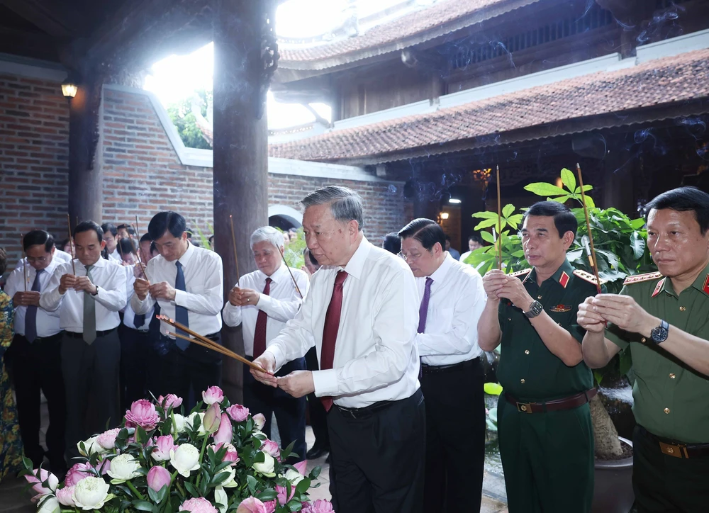 Tổng Bí thư Tô Lâm dâng hương tưởng nhớ Chủ tịch Hồ Chí Minh tại Nghệ An - Ảnh 3.