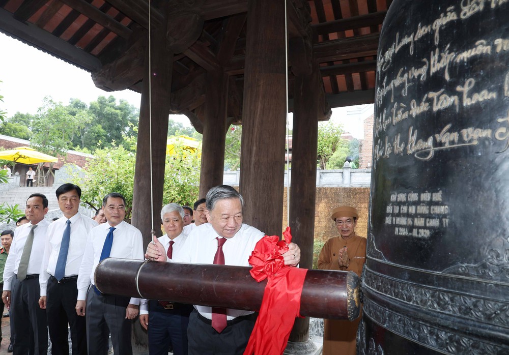 Tổng Bí thư Tô Lâm dâng hương tưởng nhớ Chủ tịch Hồ Chí Minh tại Nghệ An - Ảnh 4.