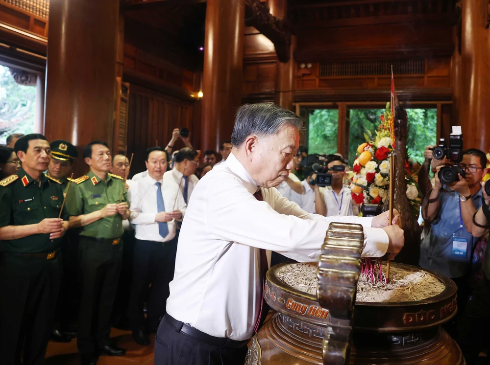 Tổng Bí thư Tô Lâm dâng hương tưởng nhớ Chủ tịch Hồ Chí Minh tại Nghệ An - Ảnh 2.