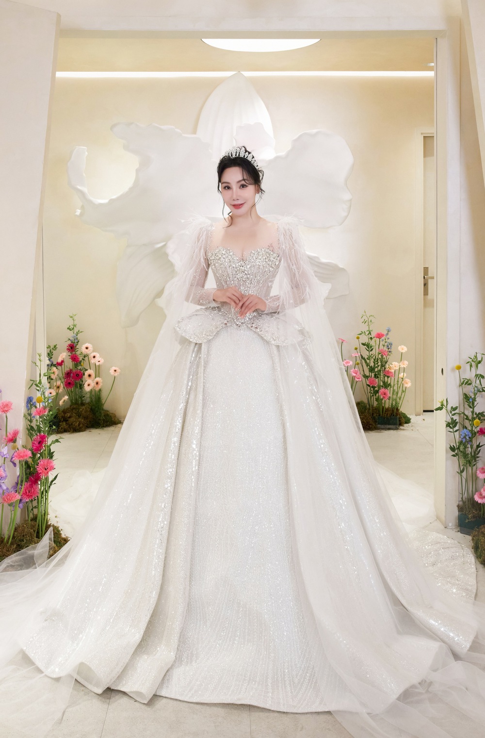 Hồ Quỳnh Hương mặc váy cưới đính 10.000 viên pha lê, tổng chi phí hơn nửa tỷ - Ảnh 1.