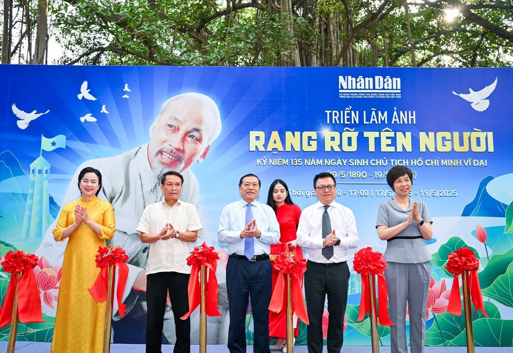 Khai mạc Triển lãm ảnh &quot;Rạng rỡ tên người&quot; và ra mắt số Báo Nhân Dân cuối tuần đặc biệt - Ảnh 1.