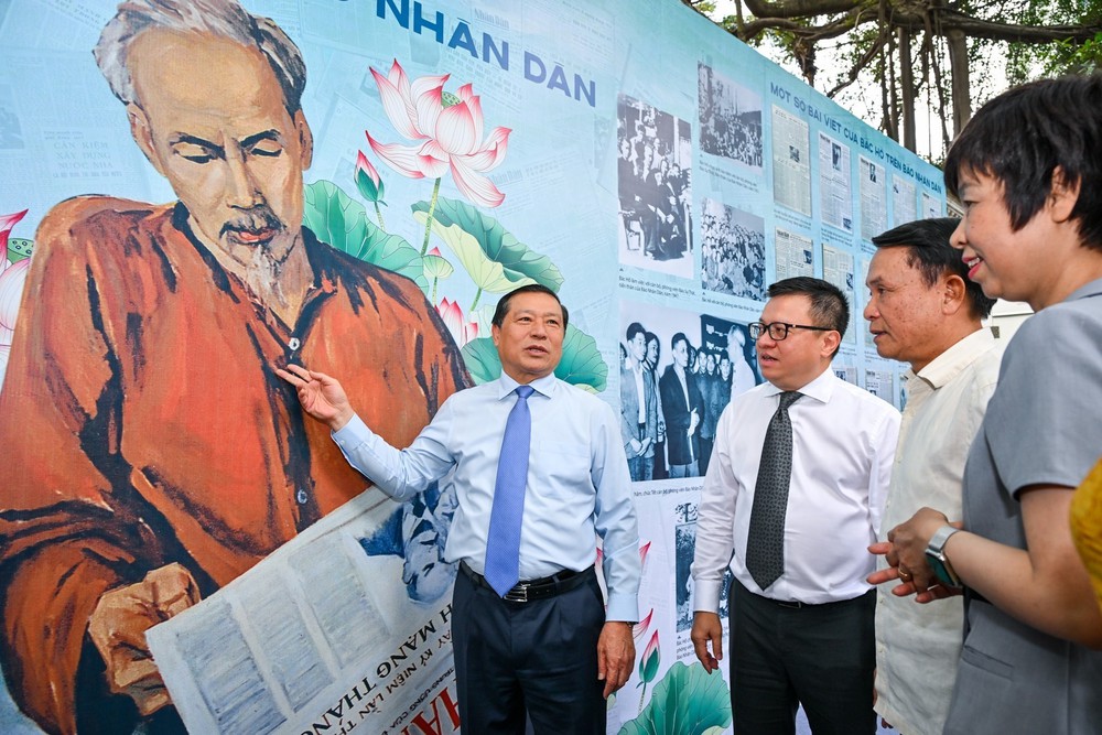 Khai mạc Triển lãm ảnh &quot;Rạng rỡ tên người&quot; và ra mắt số Báo Nhân Dân cuối tuần đặc biệt - Ảnh 2.