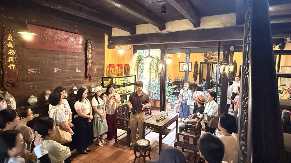 "Đánh thức" tiềm năng những điểm du lịch di sản tại phố cổ Hà Nội - Ảnh 2. "Đánh thức" tiềm năng những điểm du lịch di sản tại phố cổ Hà Nội - Ảnh 2.
