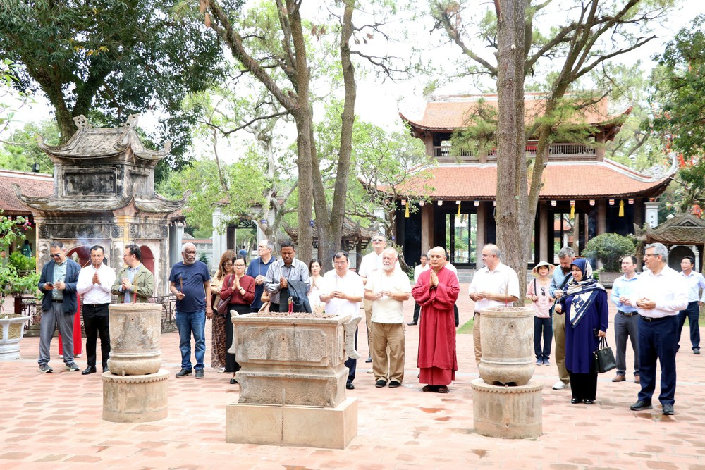 Đoàn đại biểu đại sứ, trưởng đại diện các tổ chức quốc tế tại Việt Nam thăm di tích Côn Sơn - Kiếp Bạc - Ảnh 1.