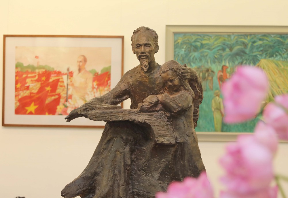 Khai mạc triển lãm chuyên đề “Hồ Chí Minh trong nghệ thuật tạo hình” - Ảnh 1.
