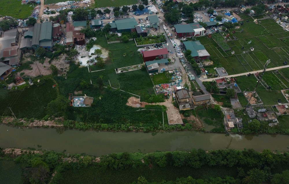 Ô nhiễm sông ngòi ở Hà Nội: Đến bao giờ những dòng sông mới được &quot;thở&quot;? - Ảnh 1.