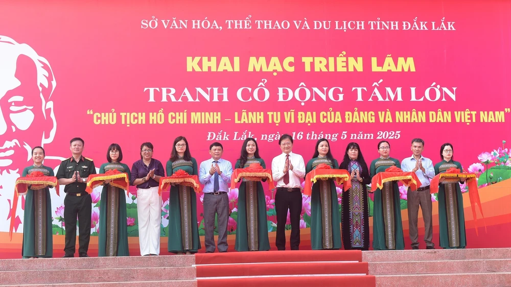 Thưởng lãm tranh cổ động đẹp về Chủ tịch Hồ Chí Minh - Ảnh 1.