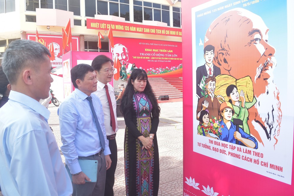 Thưởng lãm tranh cổ động đẹp về Chủ tịch Hồ Chí Minh - Ảnh 2.
