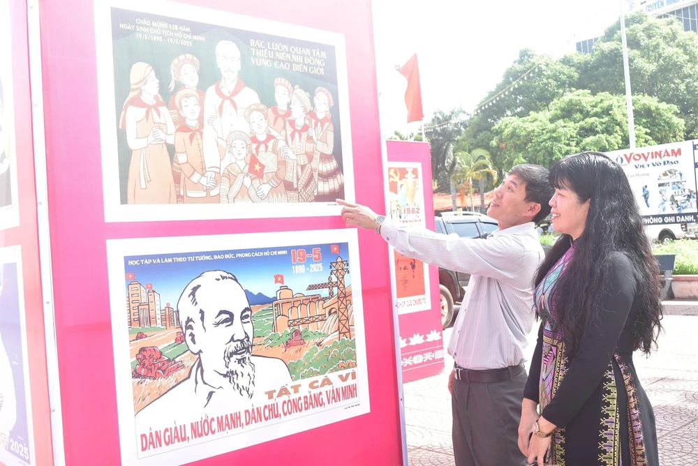 Thưởng lãm tranh cổ động đẹp về Chủ tịch Hồ Chí Minh - Ảnh 3.