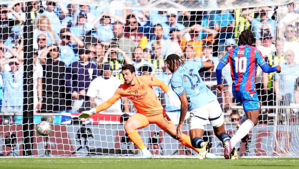 Cựu thủ môn MU cản 11m thành công, giúp Crystal Palace thắng Man City để giành danh hiệu lịch sử sau 120 năm - Ảnh 1.