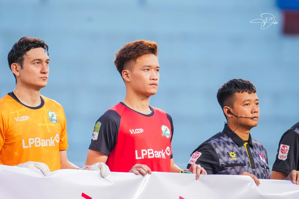 Hoàng Đức nghẹn ngào trong ngày Phù Đổng Ninh Bình vô địch hạng nhất, sớm thăng hạng V-League - Ảnh 1.