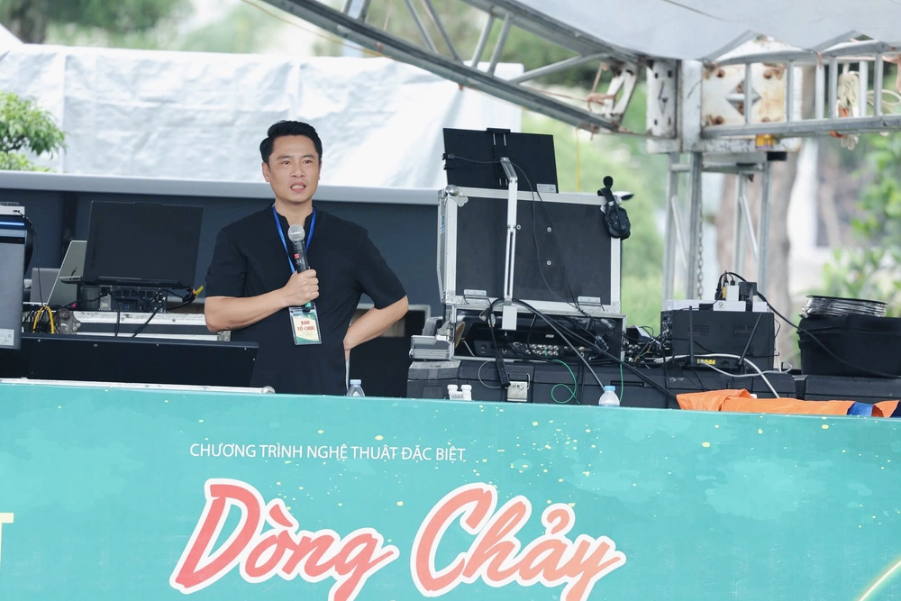 &quot;Dòng chảy khát vọng&quot;: Thu Phương, Quốc Thiên tình tứ hát dưới trời mưa - Ảnh 6.