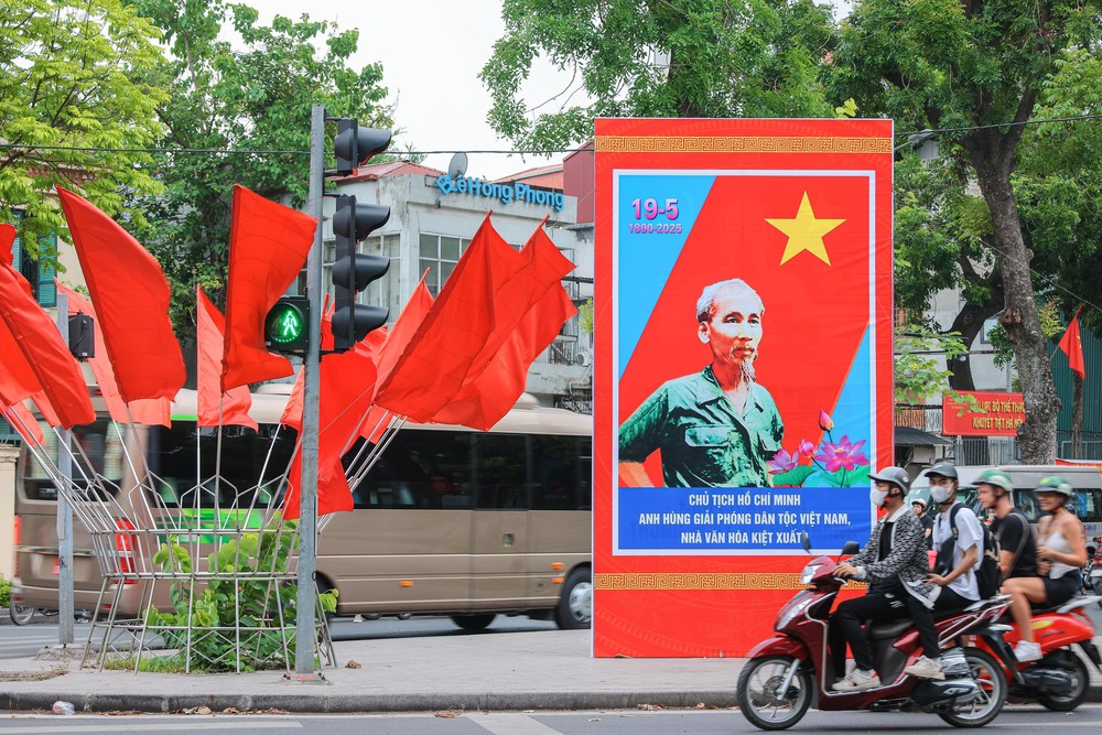 Hà Nội rực rỡ cờ hoa chào mừng 135 năm Ngày sinh Chủ tịch Hồ Chí Minh - Ảnh 2.
