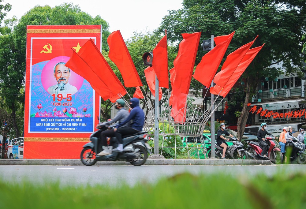 Hà Nội rực rỡ cờ hoa chào mừng 135 năm Ngày sinh Chủ tịch Hồ Chí Minh - Ảnh 3.