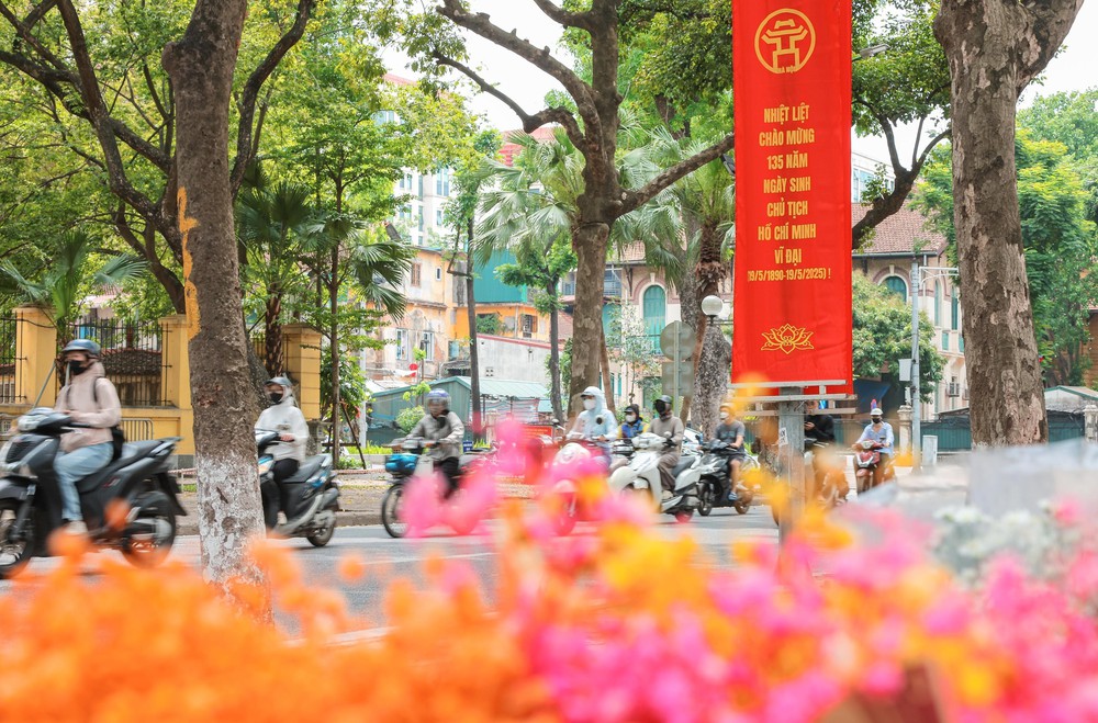 Hà Nội rực rỡ cờ hoa chào mừng 135 năm Ngày sinh Chủ tịch Hồ Chí Minh - Ảnh 5.