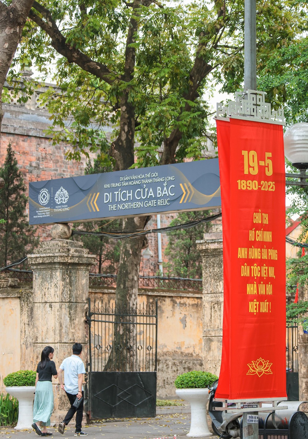 Hà Nội rực rỡ cờ hoa chào mừng 135 năm Ngày sinh Chủ tịch Hồ Chí Minh - Ảnh 4.