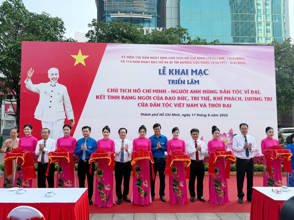 Trưng bày những hình ảnh về cuộc đời Chủ tịch Hồ Chí Minh - Ảnh 1.
