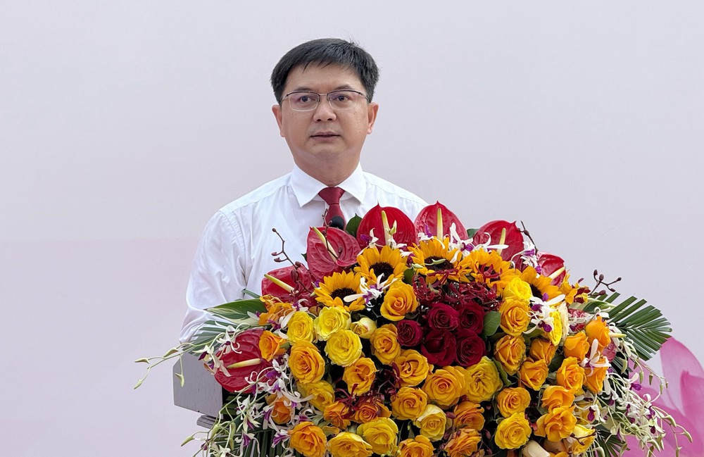 Trưng bày những hình ảnh về cuộc đời Chủ tịch Hồ Chí Minh - Ảnh 2.