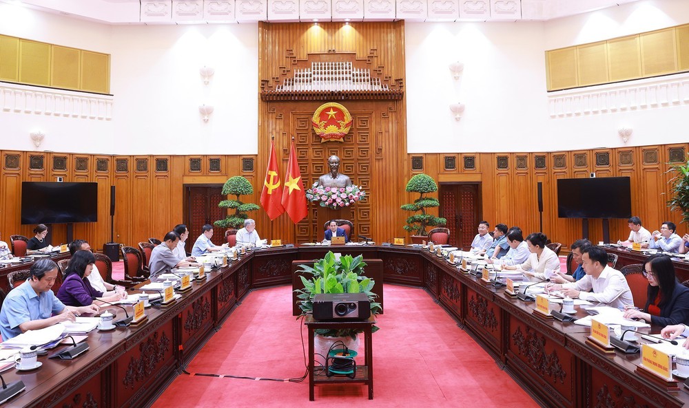 Thủ tướng Phạm Minh Chính chủ trì họp xây dựng dự thảo nghị quyết của Bộ Chính trị về y tế, giáo dục - Ảnh 1.