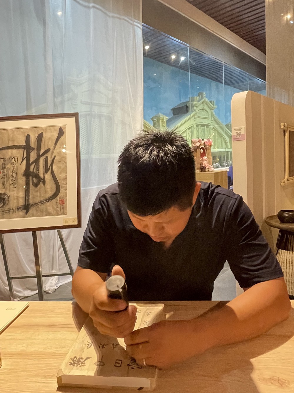 Triển lãm “Thơ Chủ tịch Hồ Chí Minh qua nét chữ sắc màu” - Ảnh 5.