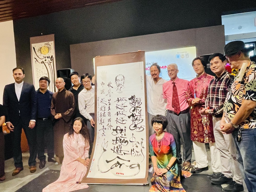 Triển lãm “Thơ Chủ tịch Hồ Chí Minh qua nét chữ sắc màu” - Ảnh 2.