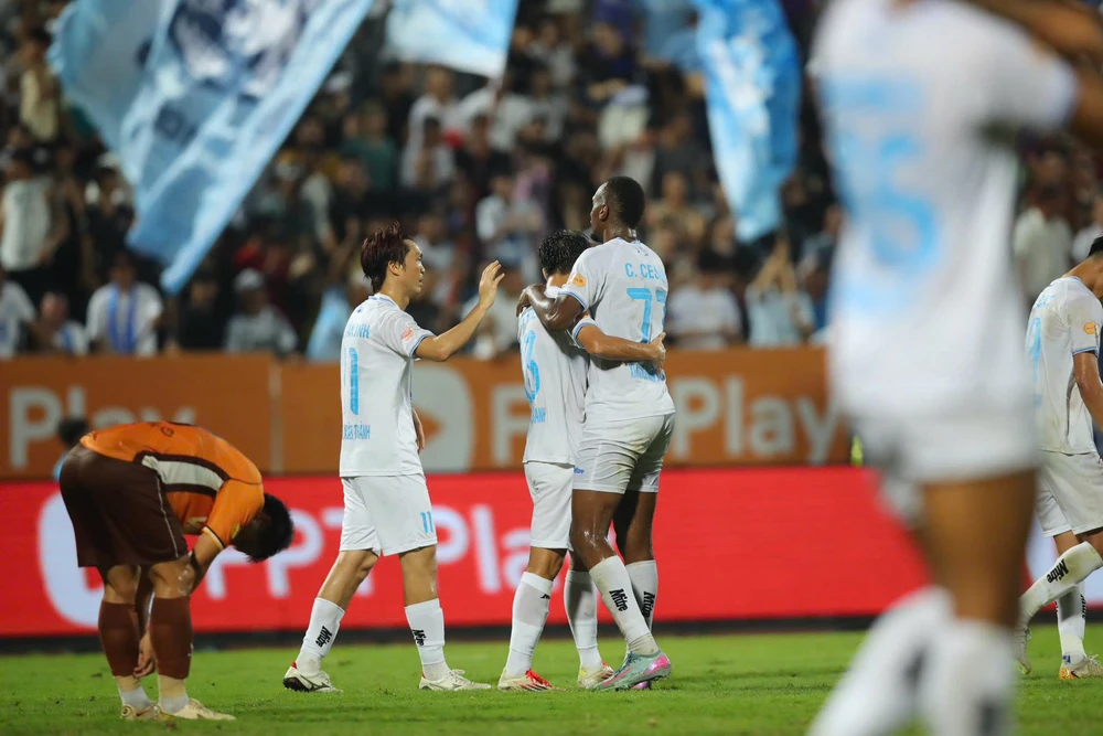 Vòng 23 V-League: Nam Định tiến sát ngôi vô địch, Bình Định ‘lâm nguy’ - Ảnh 1.