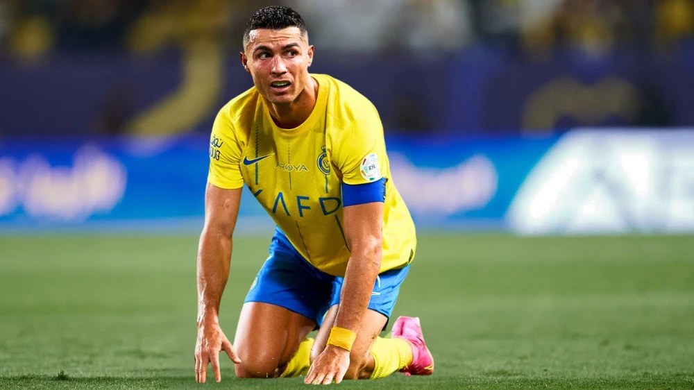Ronaldo sắp rời Saudi Arabia: Thừa tiền, thiếu cúp, bị xem là gánh nặng - Ảnh 2.