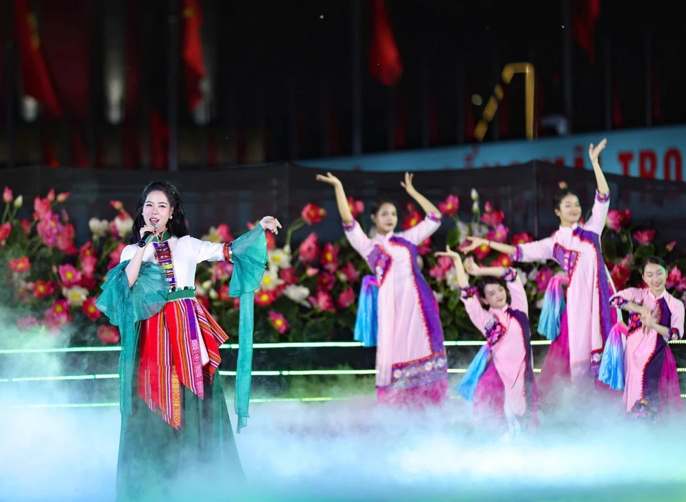 Chương trình nghệ thuật đặc biệt &quot;Người là Hồ Chí Minh&quot; - Ảnh 12.