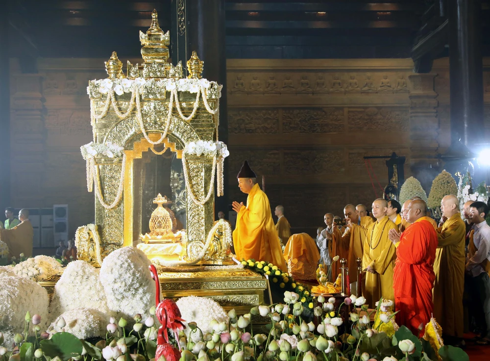 Tăng ni, phật tử và người dân đến chiêm bái xá lợi Đức Phật tại chùa Tam Chúc - Ảnh 1.