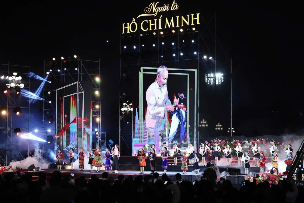 Trực tiếp Chương trình nghệ thuật đặc biệt &quot;Người là Hồ Chí Minh&quot; - Ảnh 2.