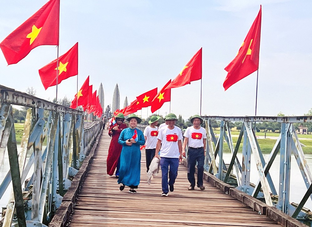 Quảng Trị phát triển du lịch bền vững từ "Ký ức chiến tranh - Khát vọng hòa bình" - Ảnh 5. Quảng Trị phát triển du lịch bền vững từ "Ký ức chiến tranh - Khát vọng hòa bình" - Ảnh 5.