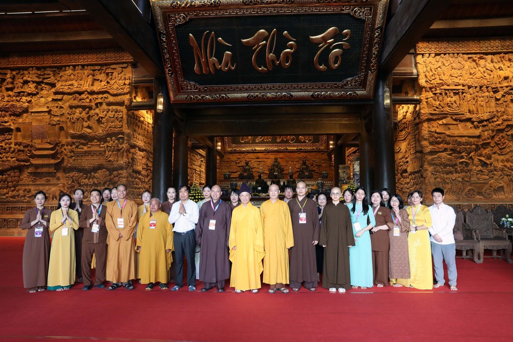 Tăng ni, phật tử và người dân đến chiêm bái xá lợi Đức Phật tại chùa Tam Chúc - Ảnh 3.