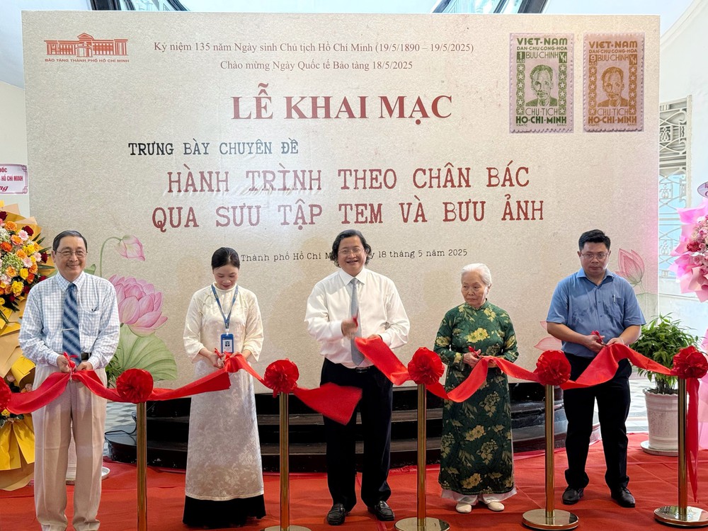 Trưng bày &quot;Hành trình theo chân Bác qua sưu tập tem và bưu ảnh&quot; - Ảnh 1.