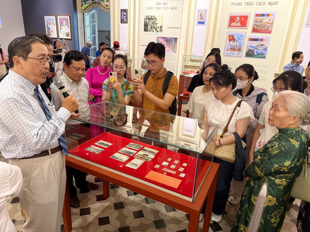 Trưng bày &quot;Hành trình theo chân Bác qua sưu tập tem và bưu ảnh&quot; - Ảnh 4.