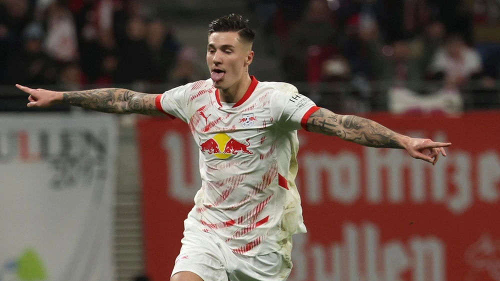 Tin chuyển nhượng ngày 19/5: MU ra giá 54 triệu bảng cho sao Brentford; Chelsea và Liverpool tranh tiền đạo Leipzig - Ảnh 3.