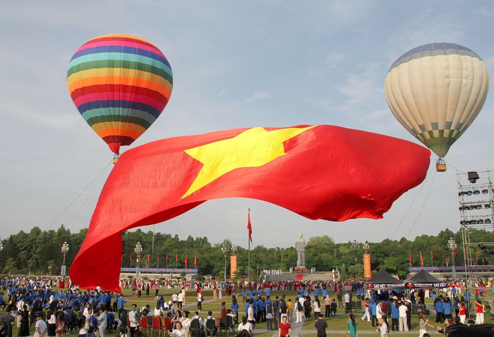 Lễ chào cờ và bay Đại kỳ Tổ quốc trên không gian Quảng trường Hồ Chí Minh - Ảnh 1.