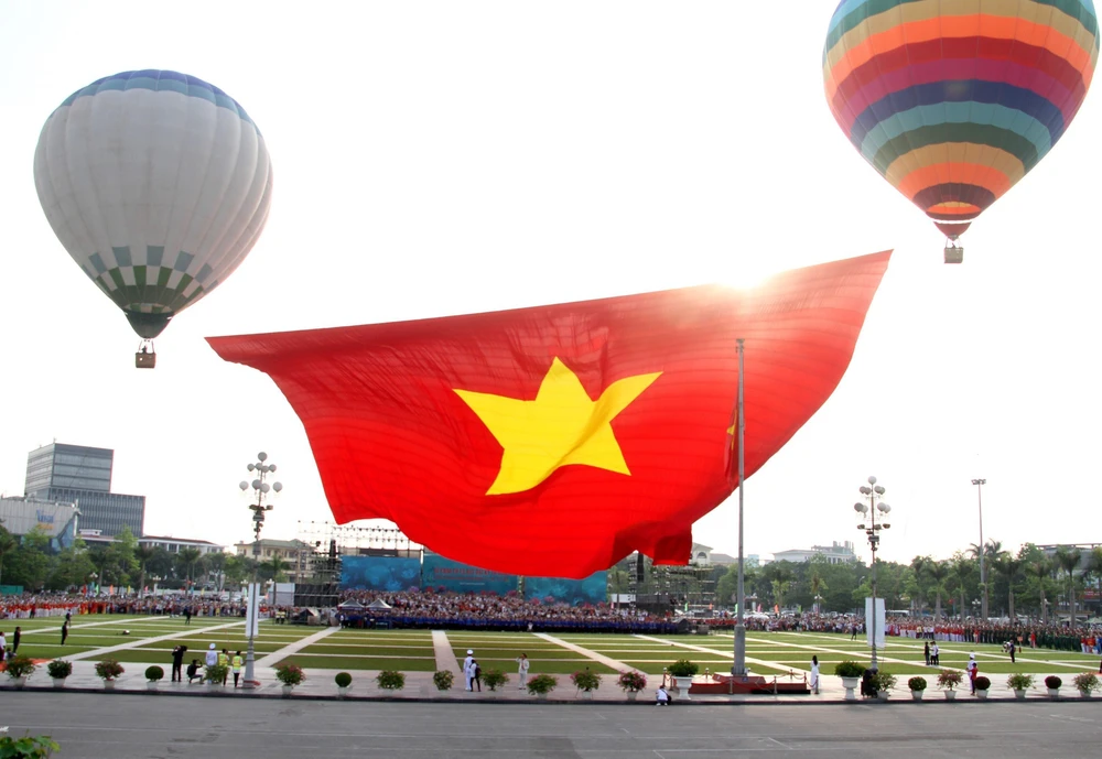 Lễ chào cờ và bay Đại kỳ Tổ quốc trên không gian Quảng trường Hồ Chí Minh - Ảnh 1.