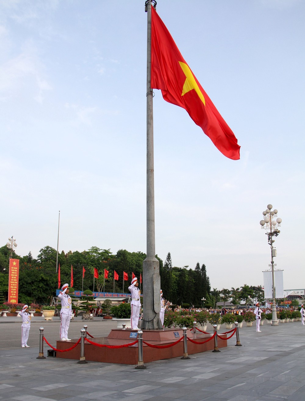 Lễ chào cờ và bay Đại kỳ Tổ quốc trên không gian Quảng trường Hồ Chí Minh - Ảnh 2.