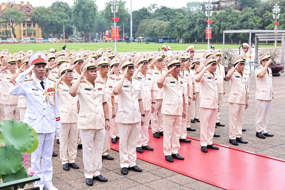 Kỷ niệm 135 năm Ngày sinh Chủ tịch Hồ Chí Minh: Lãnh đạo Đảng, Nhà nước vào Lăng viếng Bác - Ảnh 5.