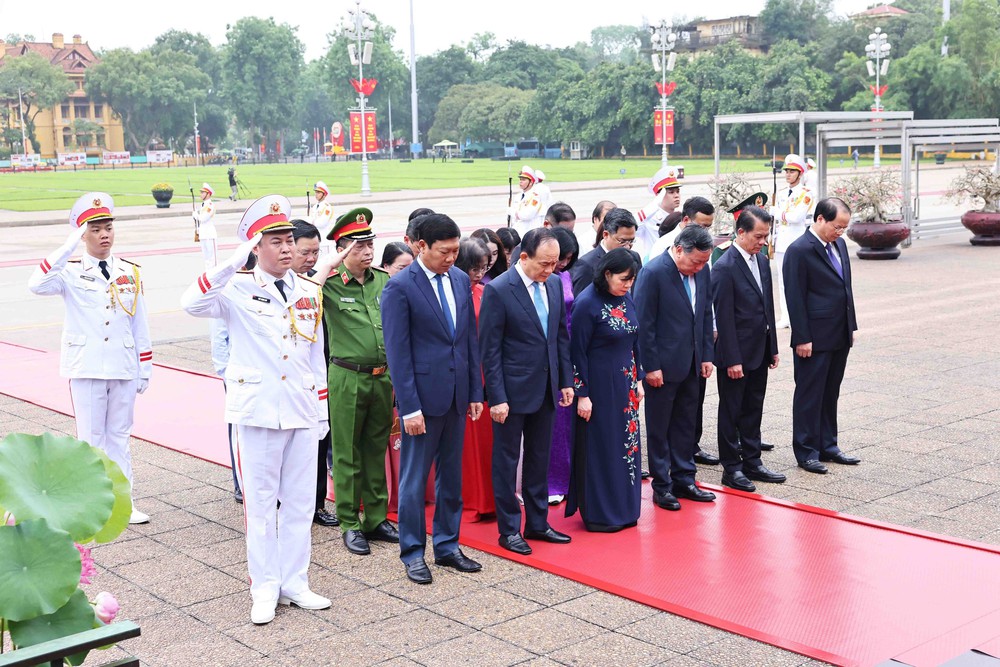 Kỷ niệm 135 năm Ngày sinh Chủ tịch Hồ Chí Minh: Lãnh đạo Đảng, Nhà nước vào Lăng viếng Bác - Ảnh 2.