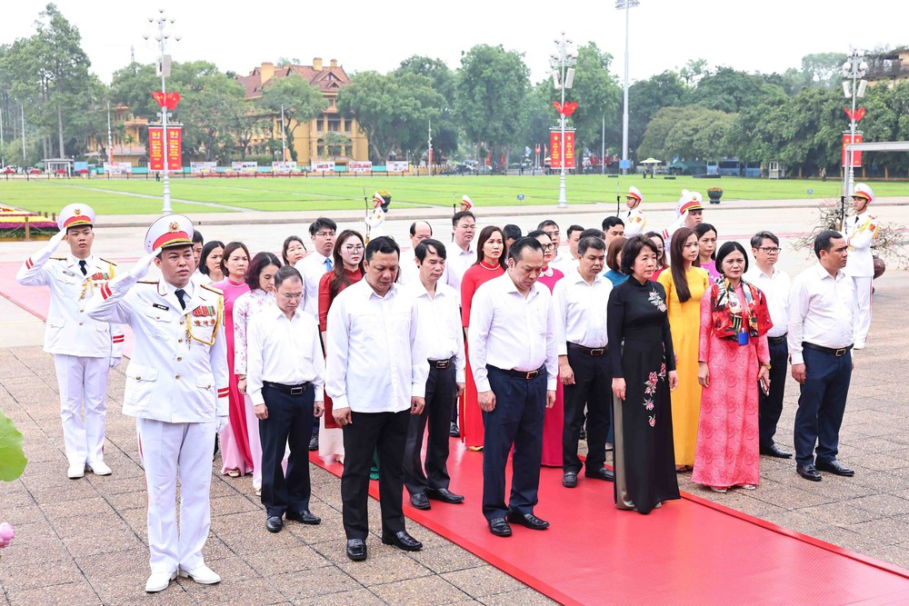 Kỷ niệm 135 năm Ngày sinh Chủ tịch Hồ Chí Minh: Lãnh đạo Đảng, Nhà nước vào Lăng viếng Bác - Ảnh 3.