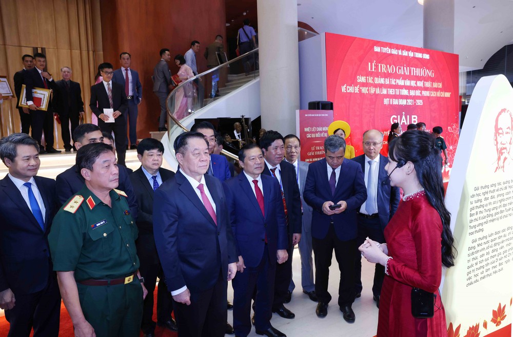 Lễ trao giải thưởng các tác phẩm về học và làm theo Chủ tịch Hồ Chí Minh - Ảnh 11.