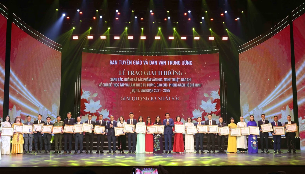 Lễ trao giải thưởng các tác phẩm về học và làm theo Chủ tịch Hồ Chí Minh - Ảnh 9.