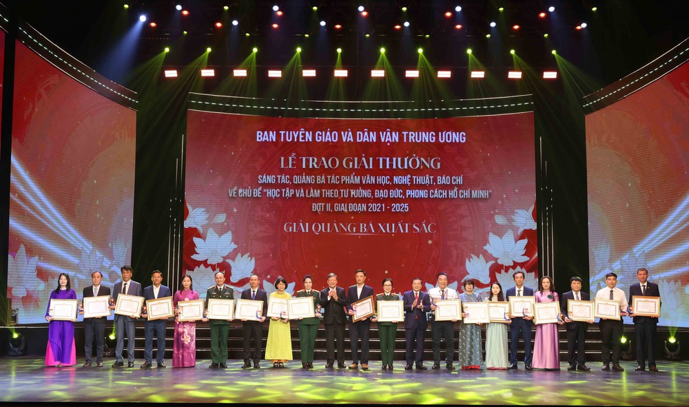 Lễ trao giải thưởng các tác phẩm về học và làm theo Chủ tịch Hồ Chí Minh - Ảnh 8.