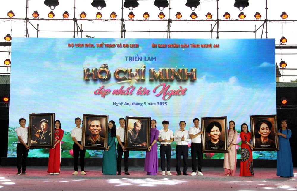 Tái hiện sinh động cuộc đời, sự nghiệp cách mạng và tấm gương đạo đức sáng ngời của Bác Hồ - Ảnh 3.