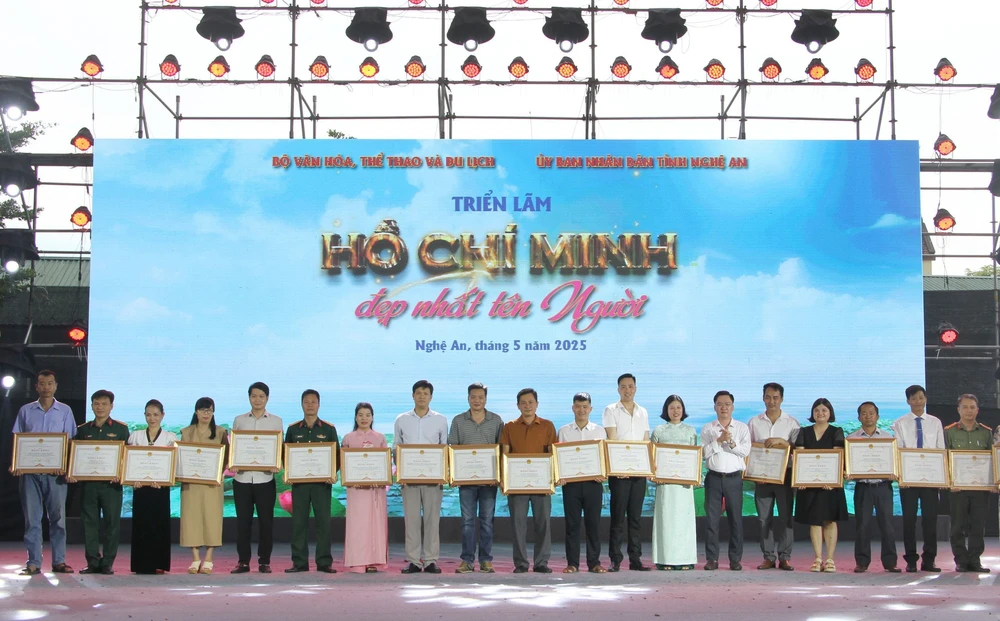 Tái hiện sinh động cuộc đời, sự nghiệp cách mạng và tấm gương đạo đức sáng ngời của Bác Hồ - Ảnh 1.